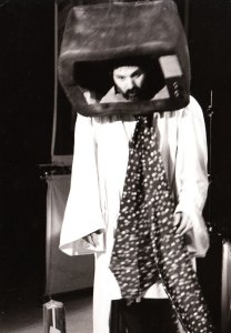 Alessandro Pultrone interpreta l'uomo asservito al video