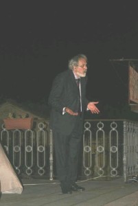 Alessandro Pultrone parla nella Piazza davanti al Comune di Monterosso al pubblico intervenuto per il convegno